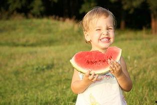 吃瓜小孩萌图片,可爱至极萌态尽显