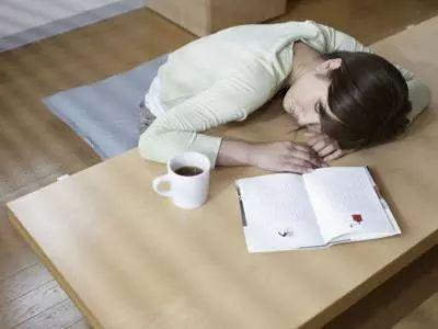 睡在沙发上看头条小说,沉浸小说世界的午后时光