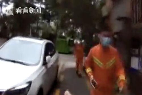 在车里吃瓜被发现,尴尬瞬间被捕捉！